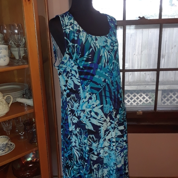 Beautiful Blue Floral Pattern dress - Picture 2 of 6